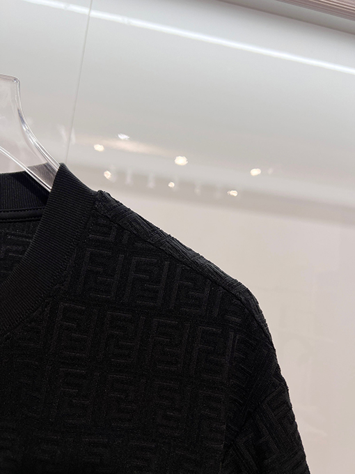 フェンディ 全面にモノグラム柄のダブルFジャカードロゴがあしらわれた半袖Tシャツ