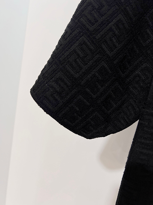 フェンディ 全面にモノグラム柄のダブルFジャカードロゴがあしらわれた半袖Tシャツ