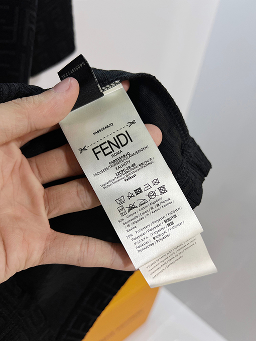 フェンディ 全面にモノグラム柄のダブルFジャカードロゴがあしらわれた半袖Tシャツ