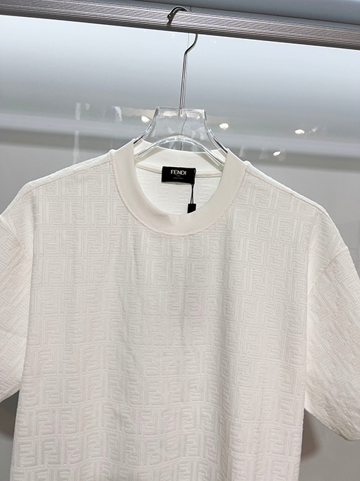 フェンディ 全面にモノグラム柄のダブルFジャカードロゴがあしらわれた半袖Tシャツ
