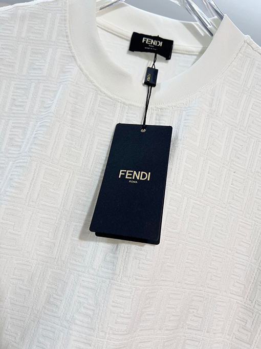 フェンディ 全面にモノグラム柄のダブルFジャカードロゴがあしらわれた半袖Tシャツ