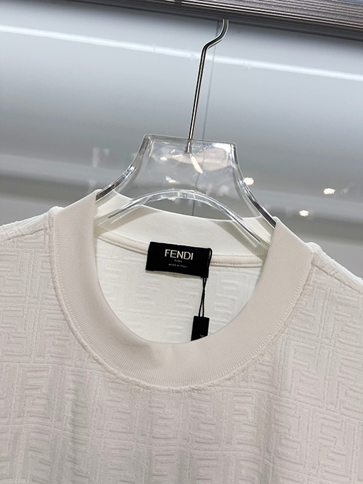 フェンディ 全面にモノグラム柄のダブルFジャカードロゴがあしらわれた半袖Tシャツ
