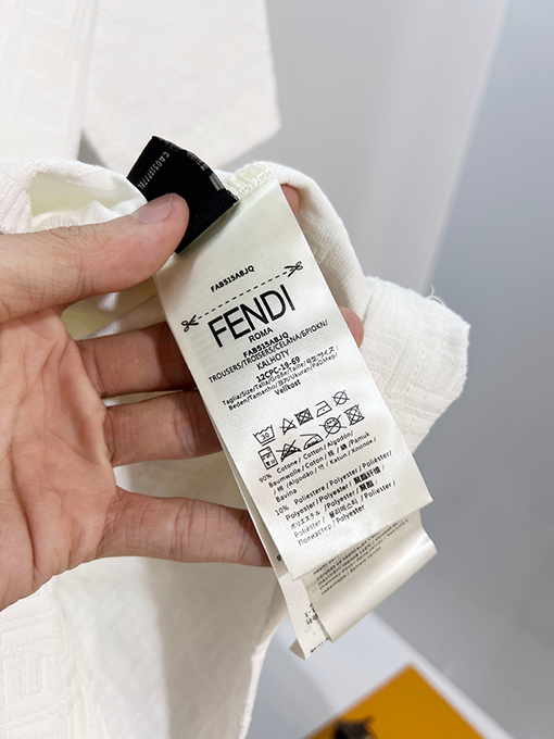 フェンディ 全面にモノグラム柄のダブルFジャカードロゴがあしらわれた半袖Tシャツ