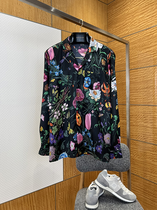 グッチ 花柄と昆虫柄の襟付き長袖シャツ