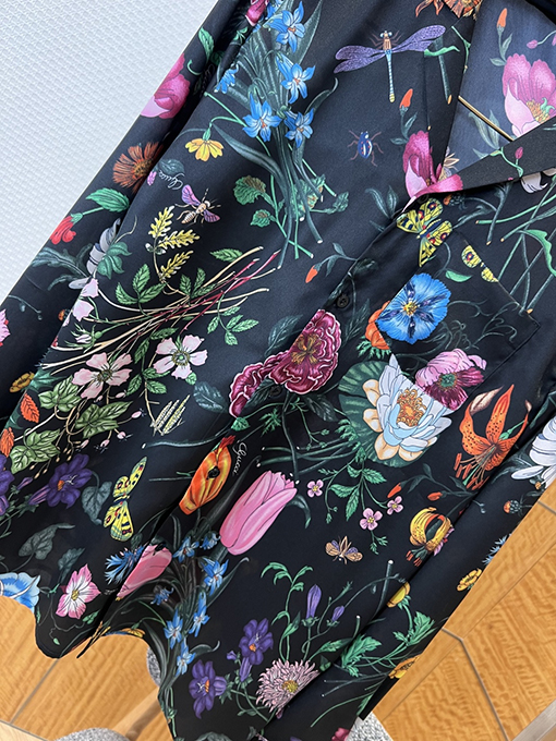 グッチ 花柄と昆虫柄の襟付き長袖シャツ