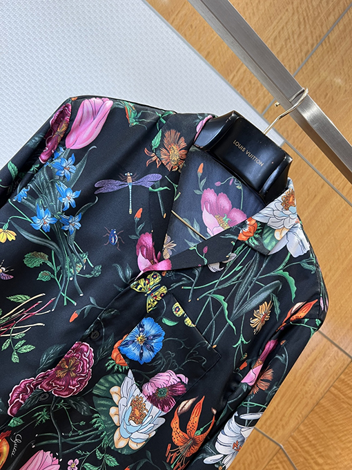 グッチ 花柄と昆虫柄の襟付き長袖シャツ