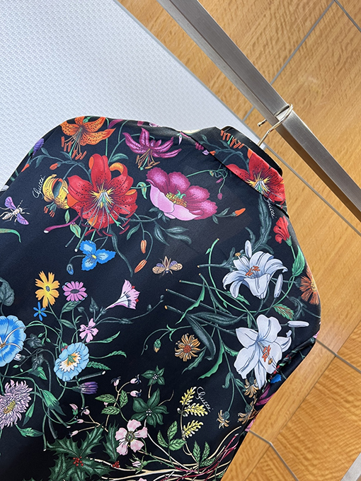 グッチ 花柄と昆虫柄の襟付き長袖シャツ