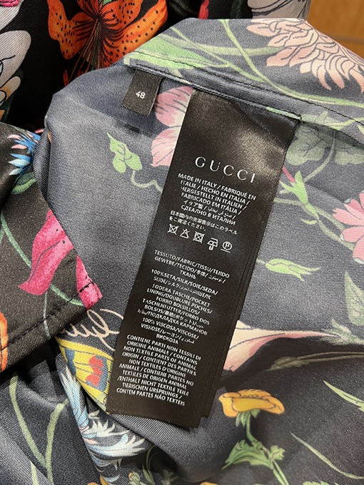 グッチ 花柄と昆虫柄の襟付き長袖シャツ