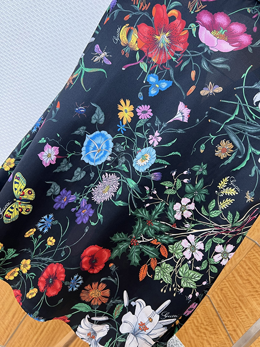 グッチ 花柄と昆虫柄の襟付き長袖シャツ