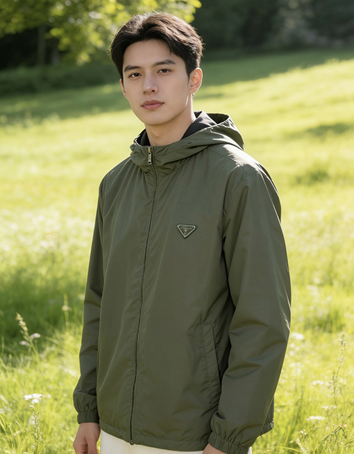 プラダ 両面クラシックなエナメルトライアングルロゴのリバーシブルフード付きジャケット