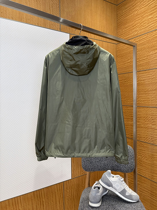 プラダ 両面クラシックなエナメルトライアングルロゴのリバーシブルフード付きジャケット