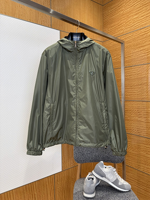 プラダ 両面クラシックなエナメルトライアングルロゴのリバーシブルフード付きジャケット