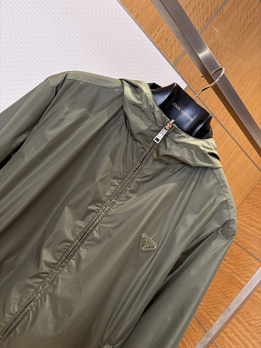 プラダ 両面クラシックなエナメルトライアングルロゴのリバーシブルフード付きジャケット