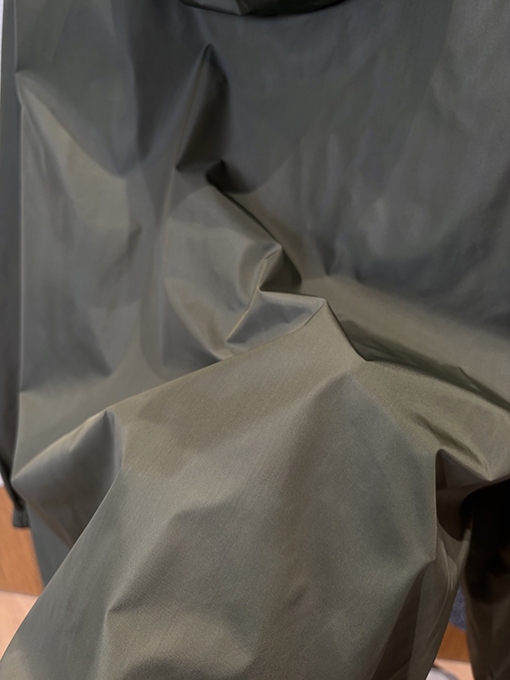 プラダ 両面クラシックなエナメルトライアングルロゴのリバーシブルフード付きジャケット