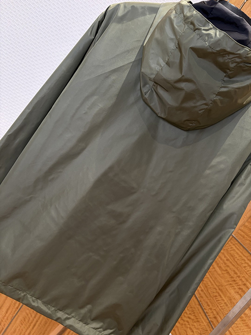 プラダ 両面クラシックなエナメルトライアングルロゴのリバーシブルフード付きジャケット