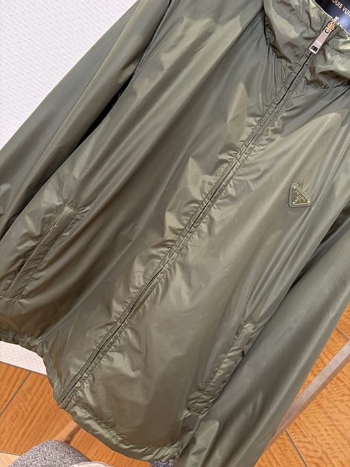 プラダ 両面クラシックなエナメルトライアングルロゴのリバーシブルフード付きジャケット