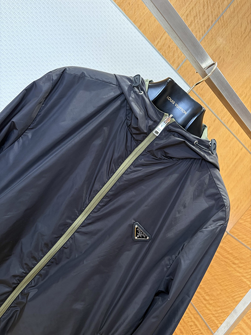 プラダ 両面クラシックなエナメルトライアングルロゴのリバーシブルフード付きジャケット