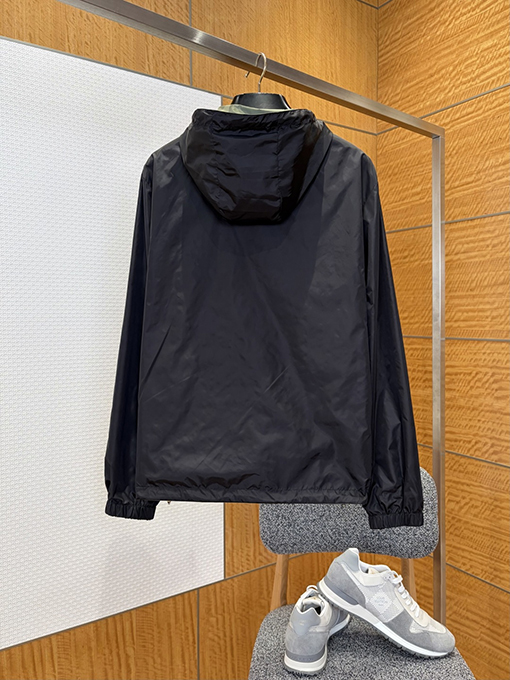 プラダ 両面クラシックなエナメルトライアングルロゴのリバーシブルフード付きジャケット