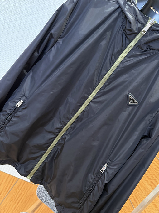 プラダ 両面クラシックなエナメルトライアングルロゴのリバーシブルフード付きジャケット