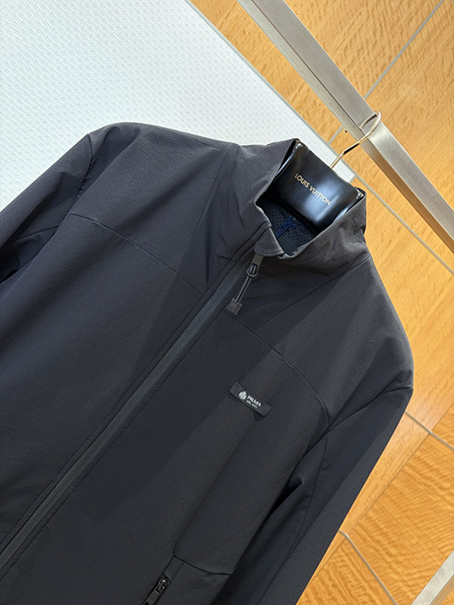 プラダ タグ付き機能性ジャケット