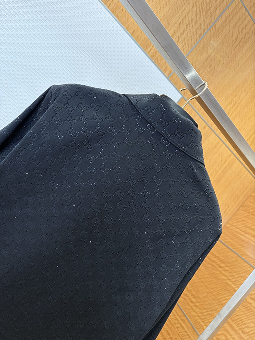 グッチ 全面にラインストーンがあしらわれた襟のデニムジャケット