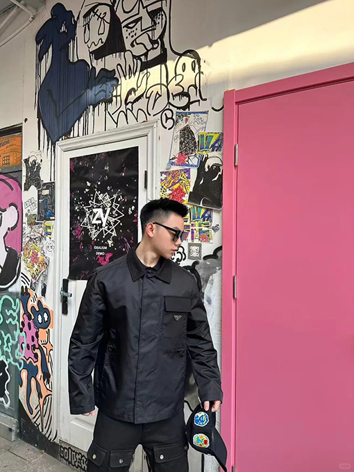 プラダスーパーコピー メタルトライアングルロゴ入りラペルワークジャケット