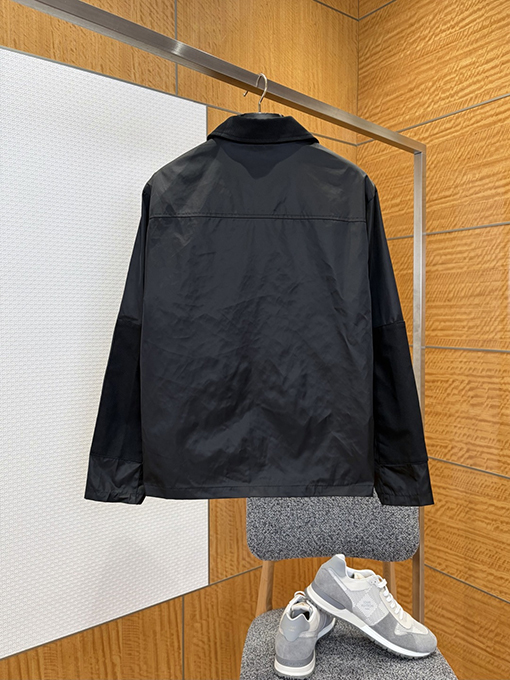 プラダスーパーコピー メタルトライアングルロゴ入りラペルワークジャケット