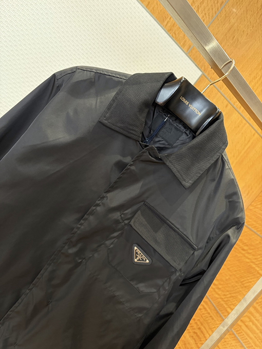 プラダスーパーコピー メタルトライアングルロゴ入りラペルワークジャケット