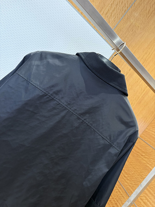 プラダスーパーコピー メタルトライアングルロゴ入りラペルワークジャケット