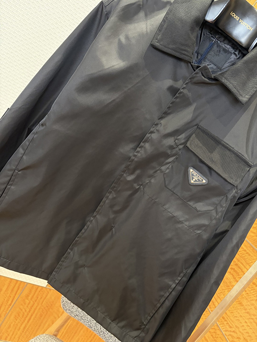 プラダスーパーコピー メタルトライアングルロゴ入りラペルワークジャケット