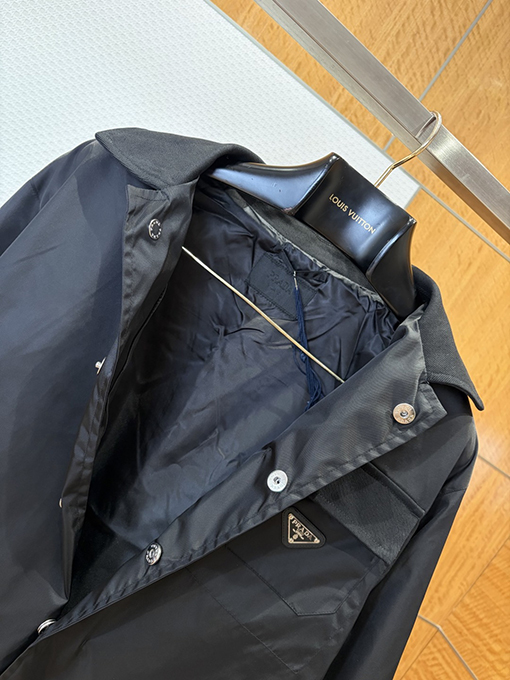 プラダスーパーコピー メタルトライアングルロゴ入りラペルワークジャケット