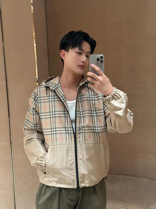 バーバリー グラデーションチェック柄のフード付きジャケット