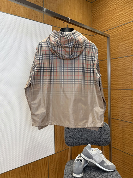 バーバリー グラデーションチェック柄のフード付きジャケット