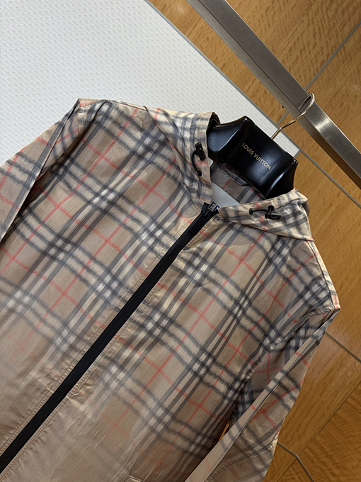 バーバリー グラデーションチェック柄のフード付きジャケット
