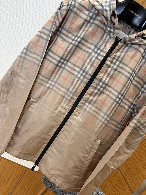 バーバリー グラデーションチェック柄のフード付きジャケット