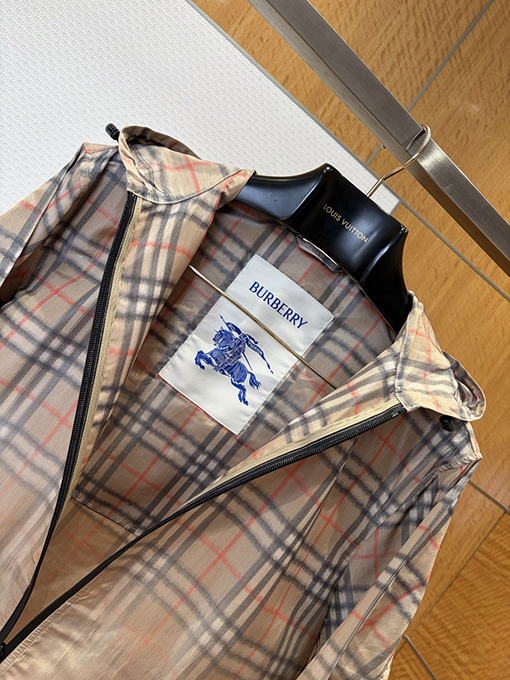 バーバリー グラデーションチェック柄のフード付きジャケット