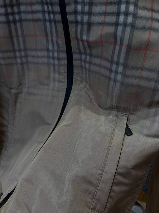 バーバリー グラデーションチェック柄のフード付きジャケット