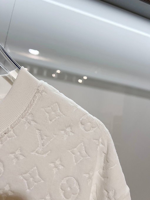 ルイヴィトンブランドスーパーコピー クラシックな全面モノグラムクローバーロゴジャカード半袖Tシャツ