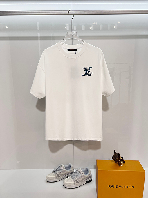 ルイヴィトン LV カラフルな雲の刺繍と背面に文字ロゴがあしらわれた半袖Tシャツ