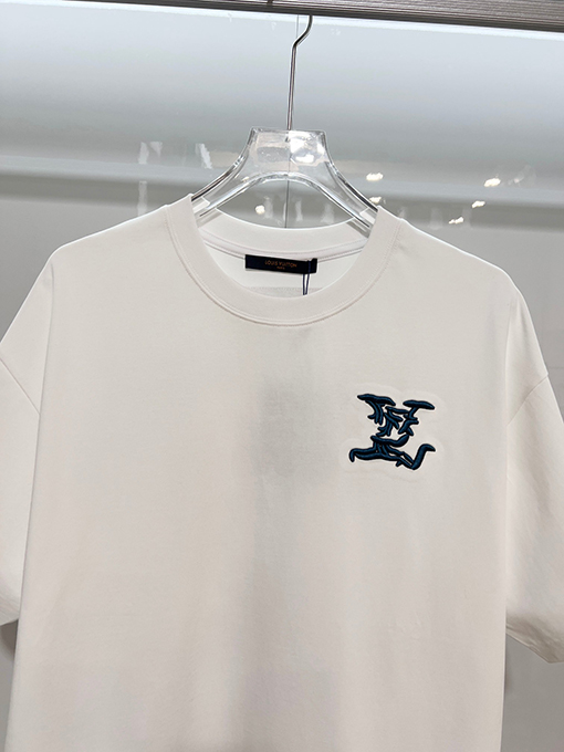 ルイヴィトン LV カラフルな雲の刺繍と背面に文字ロゴがあしらわれた半袖Tシャツ