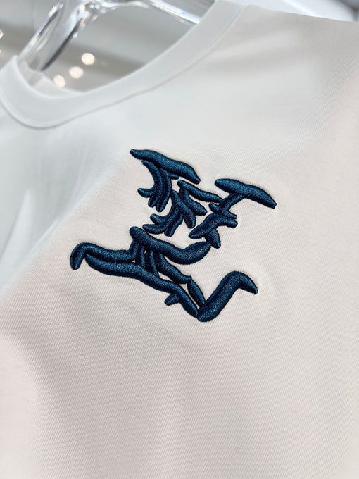 ルイヴィトン LV カラフルな雲の刺繍と背面に文字ロゴがあしらわれた半袖Tシャツ