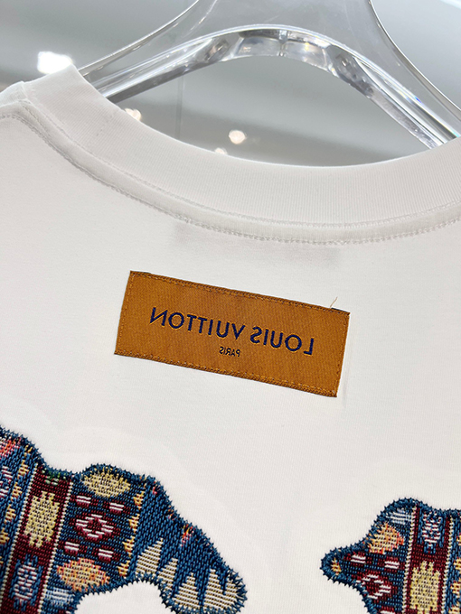 ルイヴィトン LV カラフルな雲の刺繍と背面に文字ロゴがあしらわれた半袖Tシャツ