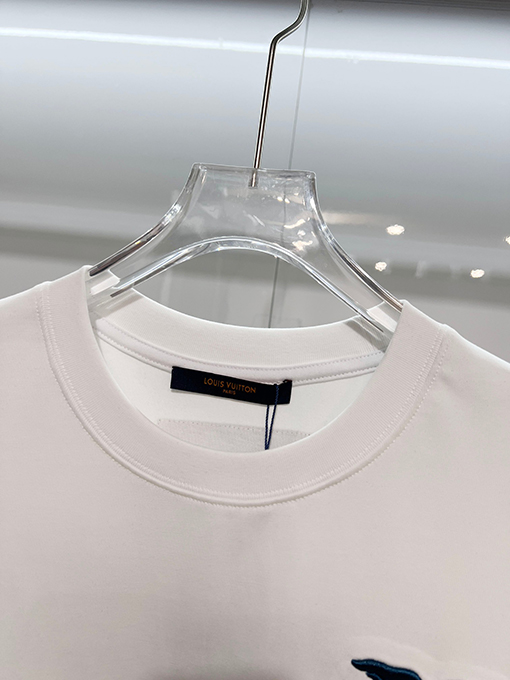 ルイヴィトン LV カラフルな雲の刺繍と背面に文字ロゴがあしらわれた半袖Tシャツ