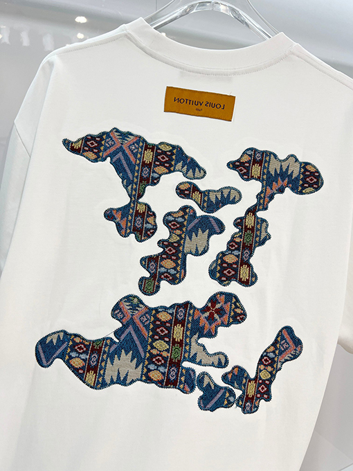 ルイヴィトン LV カラフルな雲の刺繍と背面に文字ロゴがあしらわれた半袖Tシャツ