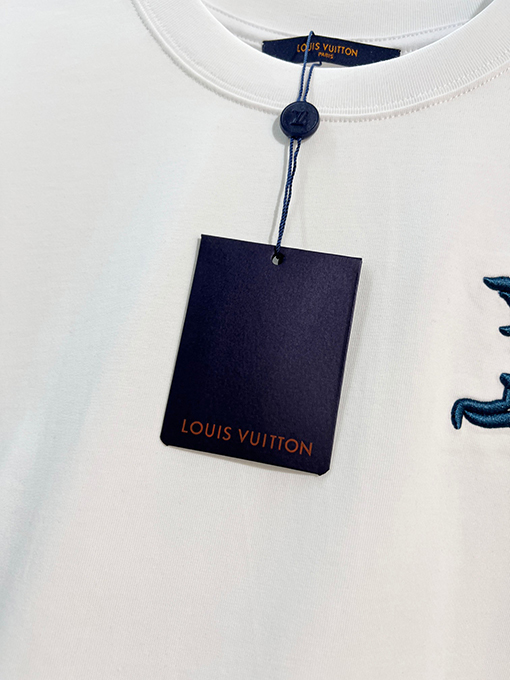 ルイヴィトン LV カラフルな雲の刺繍と背面に文字ロゴがあしらわれた半袖Tシャツ