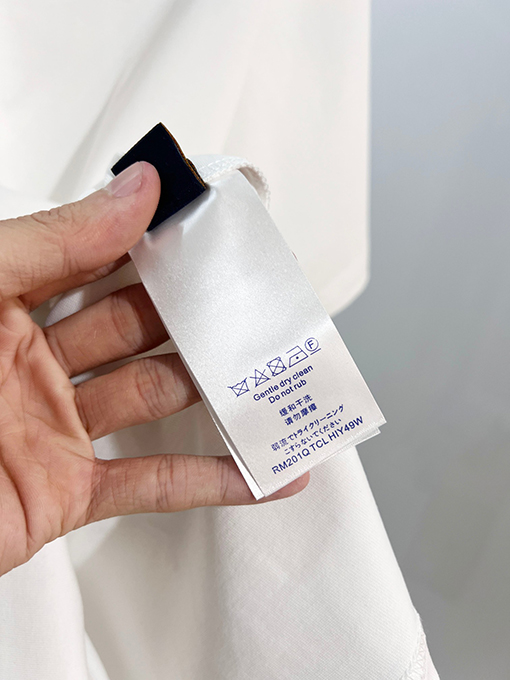 ルイヴィトン LV カラフルな雲の刺繍と背面に文字ロゴがあしらわれた半袖Tシャツ