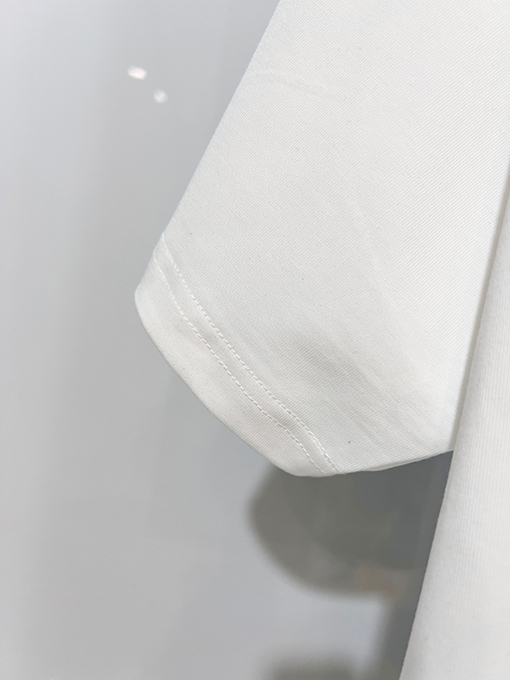 ルイヴィトン LV カラフルな雲の刺繍と背面に文字ロゴがあしらわれた半袖Tシャツ