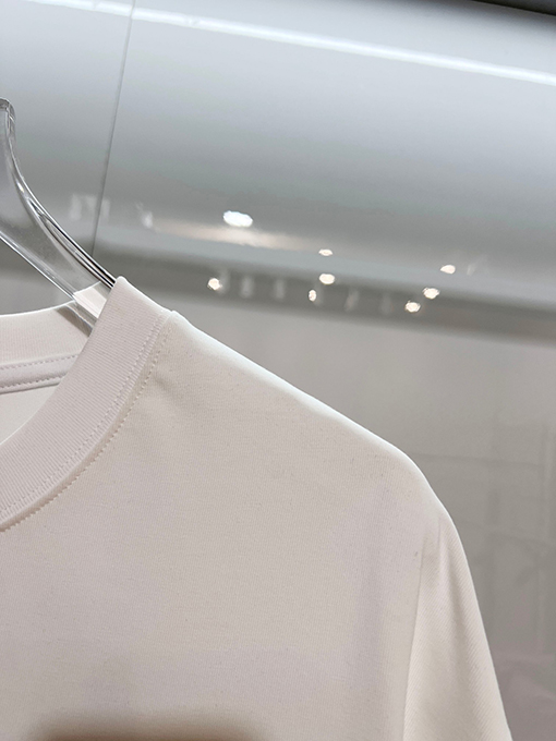 ルイヴィトン LV カラフルな雲の刺繍と背面に文字ロゴがあしらわれた半袖Tシャツ