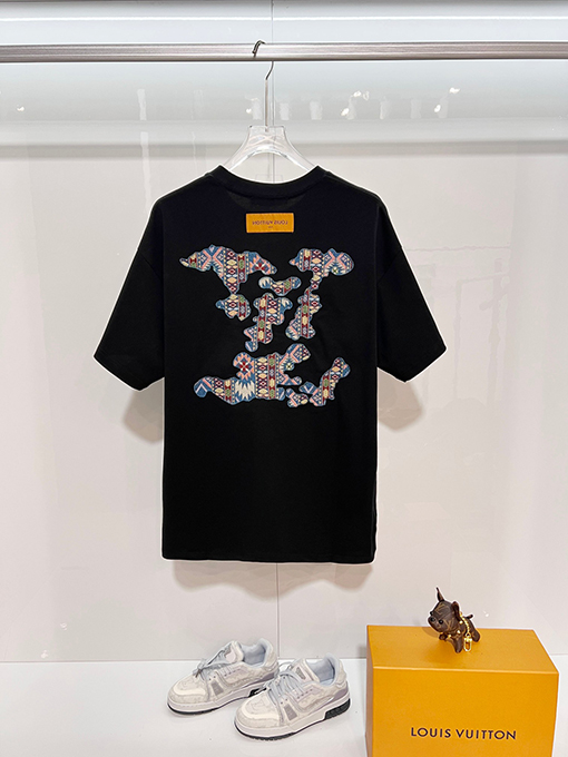 ルイヴィトン LV カラフルな雲の刺繍と背面に文字ロゴがあしらわれた半袖Tシャツ