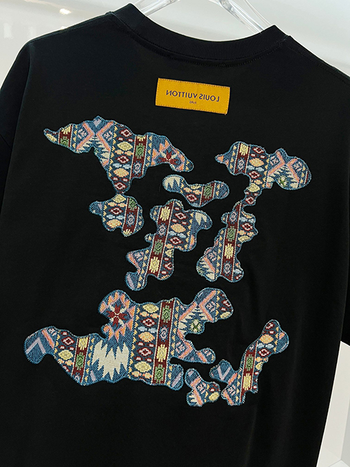 ルイヴィトン LV カラフルな雲の刺繍と背面に文字ロゴがあしらわれた半袖Tシャツ